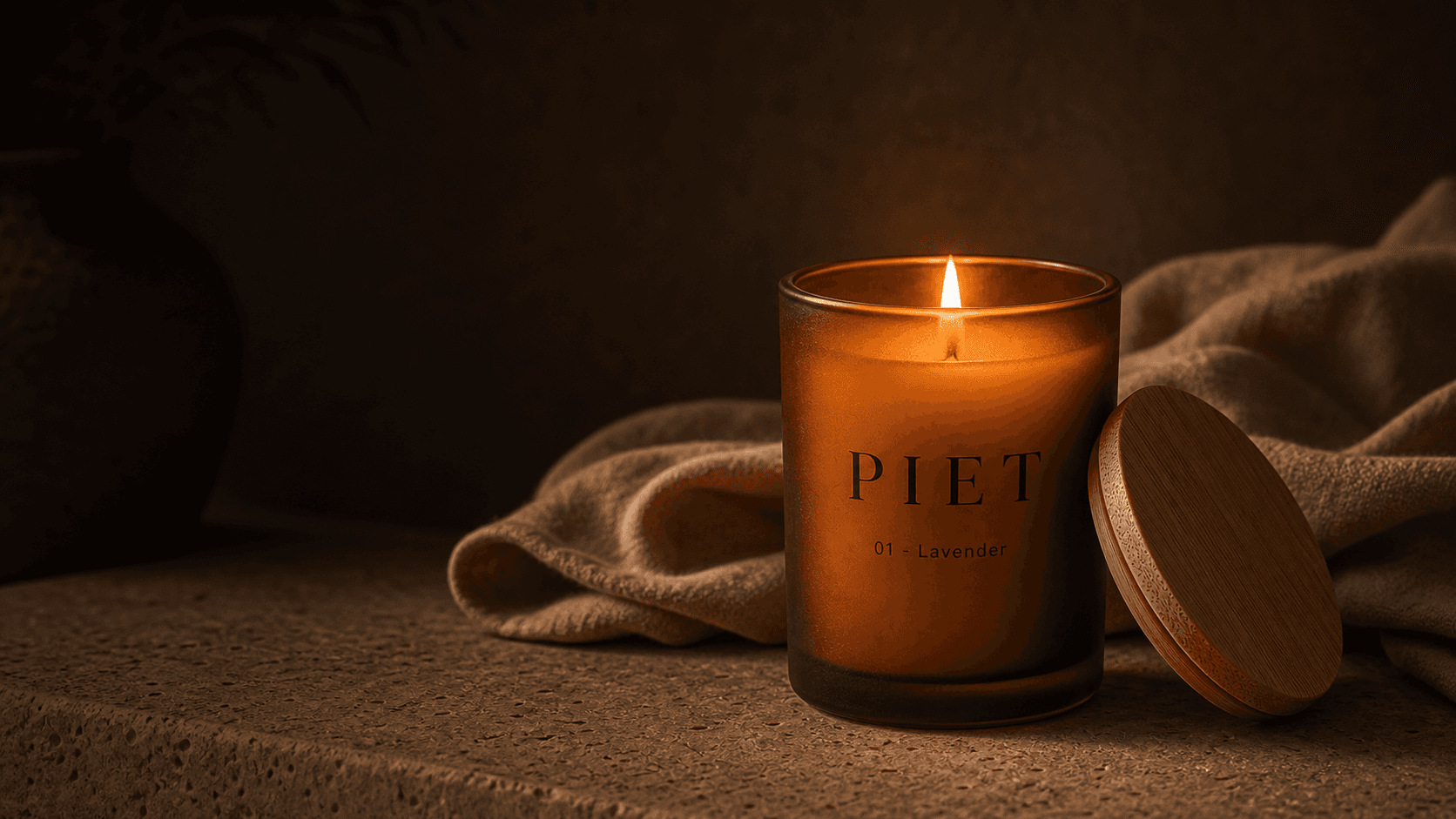Brennende PIET Duftkerze 01 - Lavender im Amber-Frostglas